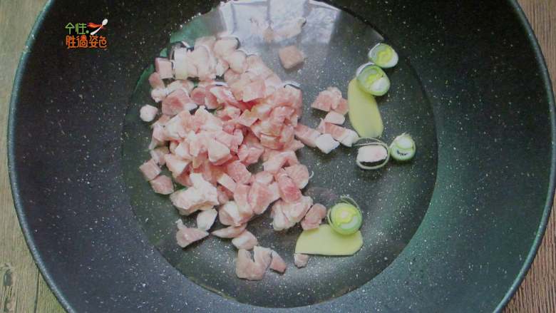 五花肉土豆焖饭,锅内倒入水,加入葱姜。料酒煮开,放入五花肉丁绰水