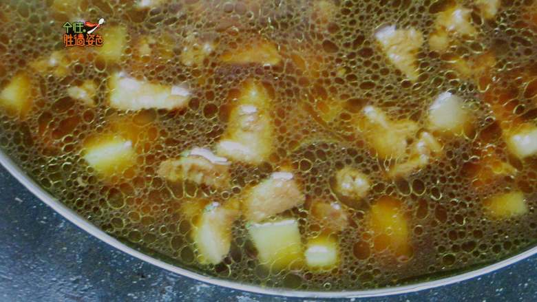 五花肉土豆焖饭,倒入沥干后的土豆块,翻炒至边角边边略略焦黄,倒入500ml热水、1勺盐煮开