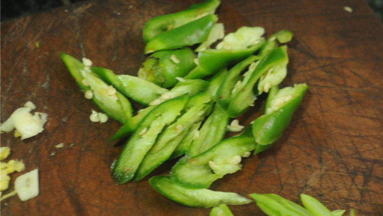 鱼香茄子,青椒去蒂去籽,冲洗干净,切成和茄子一样的条