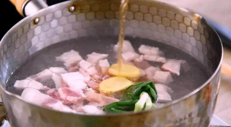 酱汁浓郁,肉条鲜嫩,每一口都欲罢不能——卤肉饭,五花肉冷水下锅,放入葱、姜,料酒,焯水备用