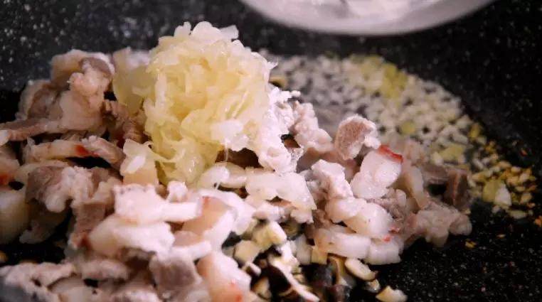 酱汁浓郁,肉条鲜嫩,每一口都欲罢不能——卤肉饭,下香菇丁、五花肉 、洋葱丝