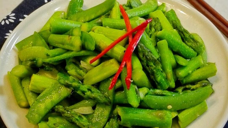 芦笋炒荷兰豆,表面用红椒装饰一下