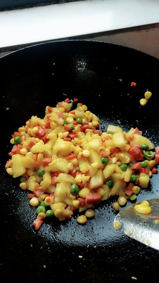 菠萝饭,放入菠萝翻炒一下