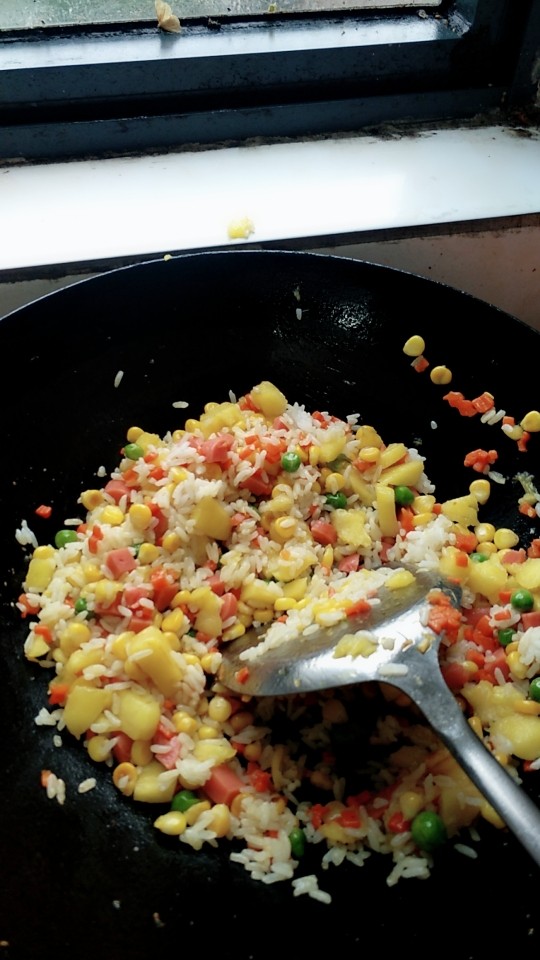 菠萝饭,加入上煮熟的米饭翻炒，炒至米饭成米粒放点酱油调色