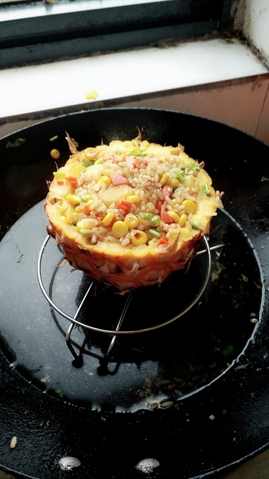 菠萝饭,然后就把它装到菠萝壳里蒸大火烧开然后转小火蒸十分钟左右就可以出锅了