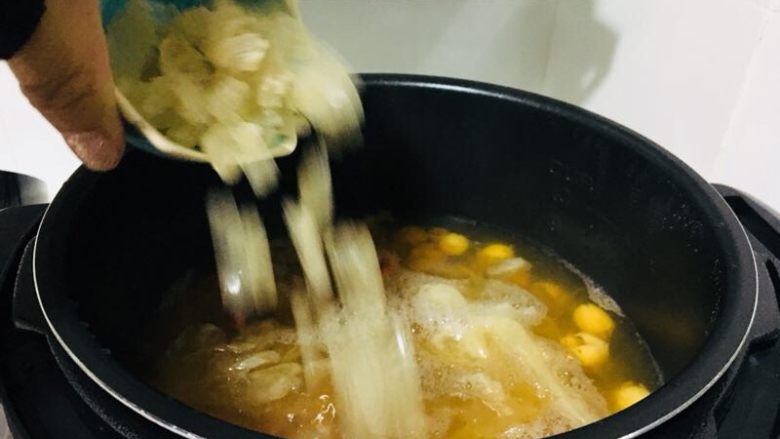 银耳香莲美容养颜汤,放一点点冰糖(根据自己口味添加)