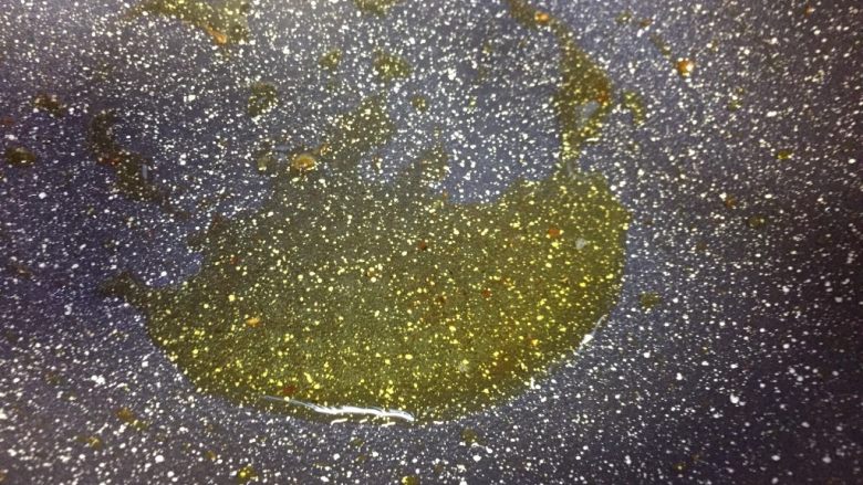 酸辣开胃茄夹盒,不粘锅里放入少许油