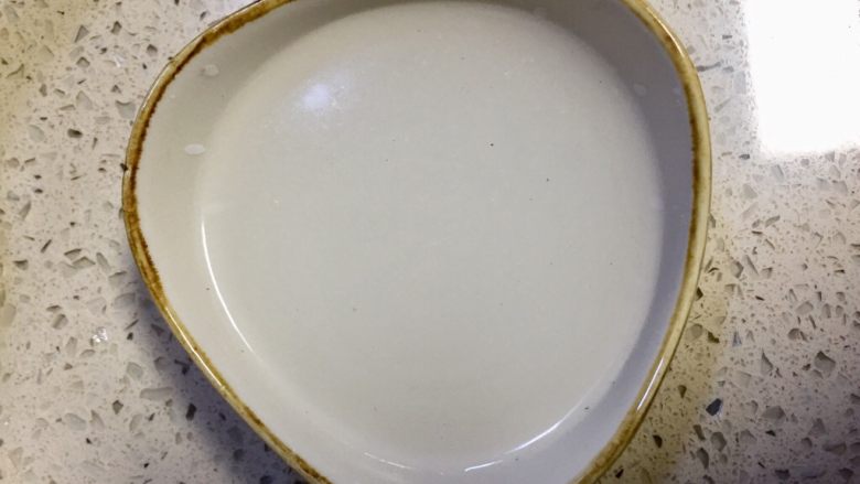 酸辣开胃茄夹盒,准备芡汁,一勺淀粉和100ml清水调制成汁