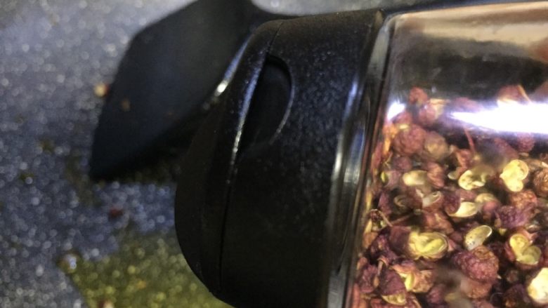 酸辣开胃茄夹盒,放入花椒粒