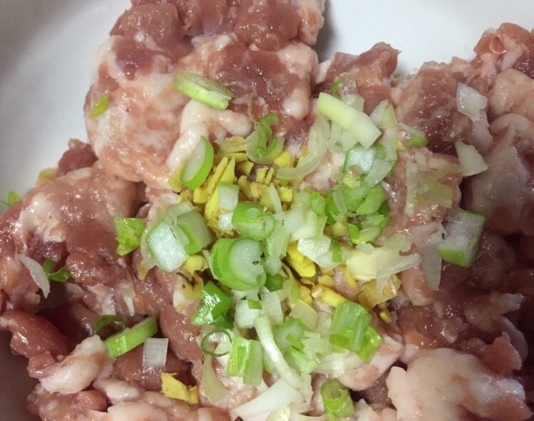 酸辣开胃茄夹盒,加入大葱末