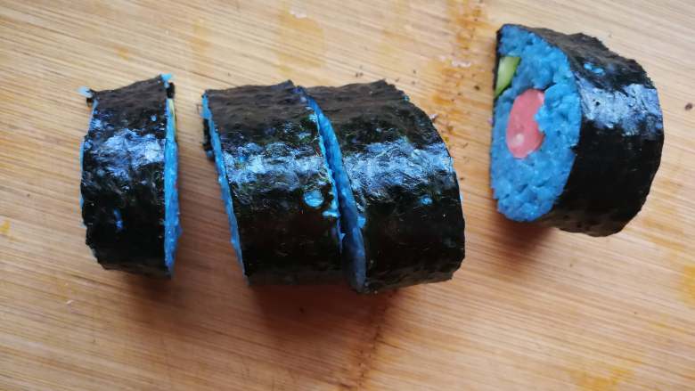 花朵寿司【蓝色系】,切块。要想刀不粘米,每切一下沾下水。