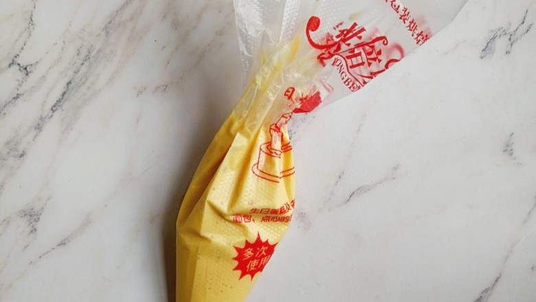 宝宝辅食—网红鸡蛋网格,倒入裱花袋内,裱花袋剪一个小口