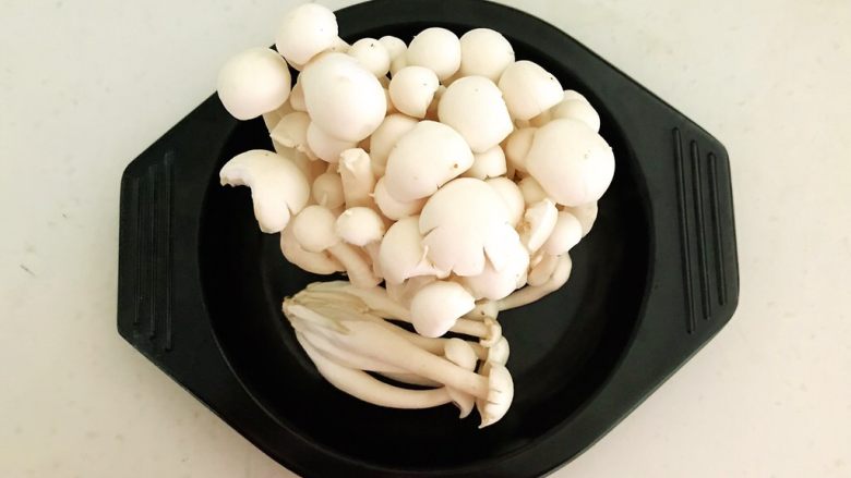 菌类料理+白玉菇烧香卤鹌鹑蛋,把<a style='color:red;display:inline-block;' href='/shicai/ 268'>白玉菇</a>清洗干净