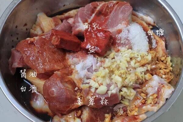 咸蛋五花肉叉烧,五花肉戳洞,先腌三小时以上,不急着塞蛋黄。