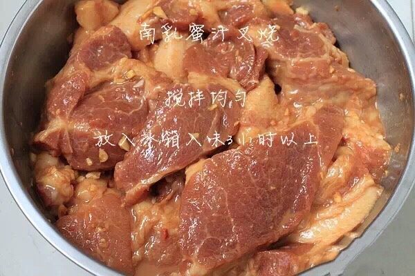 咸蛋五花肉叉烧,用叉烧的腌制方法,葱姜蒜,白酒,<a style='color:red;display:inline-block;' href='/shicai/ 692'>酱油</a> 盐,南乳,糖,搅拌均匀。