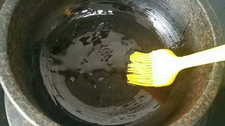 石锅拌饭,石锅加热,刷少许橄榄油