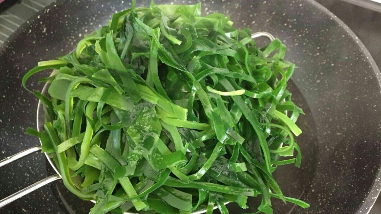凉拌海带丝,捞起来过冷水，最后是纯净水，因为是自己吃肚子里的