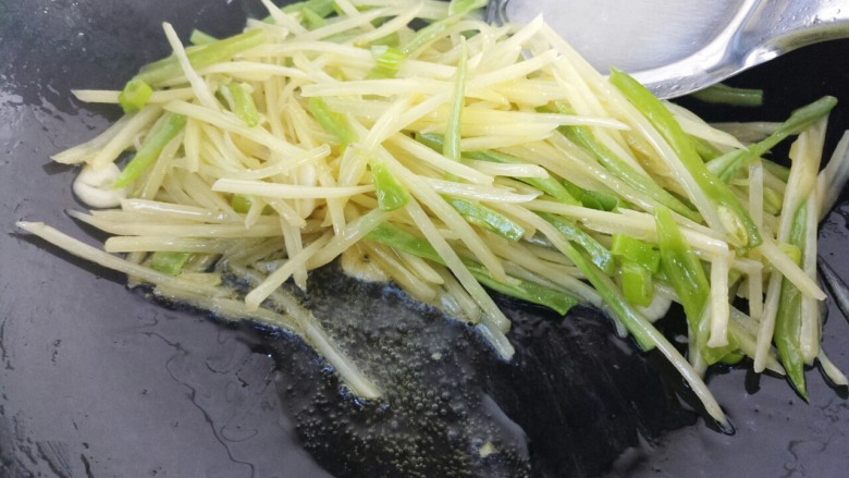 炒双丝,翻炒几下,炒熟