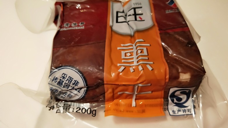 凉拌熏干,熏干就是豆腐片熏制的,打开切丝。