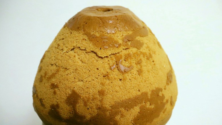 芭比娃娃蛋糕(7寸),放入预热好的烤箱下层,150度烤60分钟。取出倒扣放凉,脱模