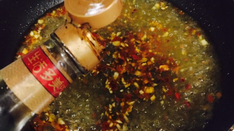 自制酸辣粉,加入老抽,少许盐,煮至汤沸腾