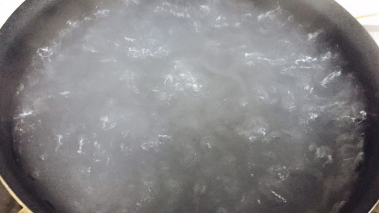 自制酸辣粉,红薯粉下开水煮至透明,没有硬心
