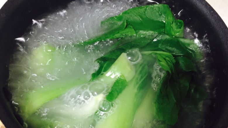自制酸辣粉,焯烫青菜