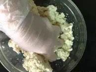 豆腐鸡蛋早餐饼,豆腐用手抓碎,我是戴着一次性手套的,没有的可以用筷子捣碎。