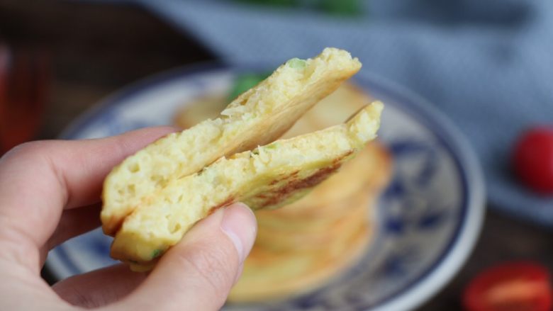 土豆鸡蛋饼,看看饼的状态；