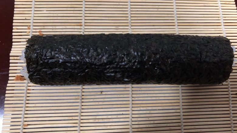 简单寿司,小心地卷起来,卷紧一些。