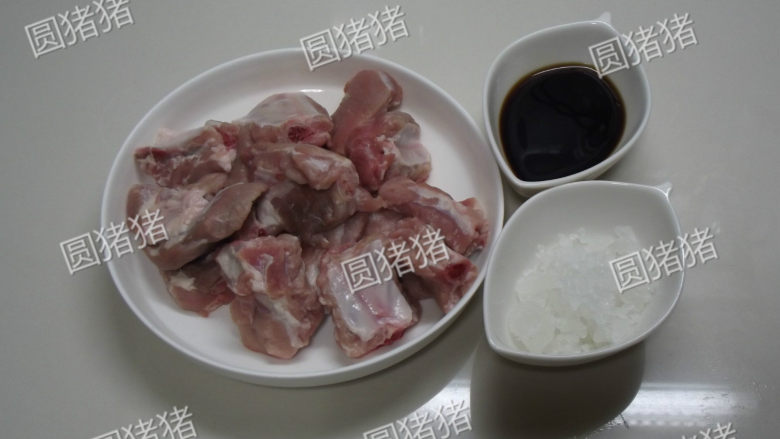 糖醋排骨,将排骨斩成4cm长的段,用清水反复洗净备用。<a style='color:red;display:inline-block;' href='/shicai/ 866'>冰糖</a>提前敲成小碎块。