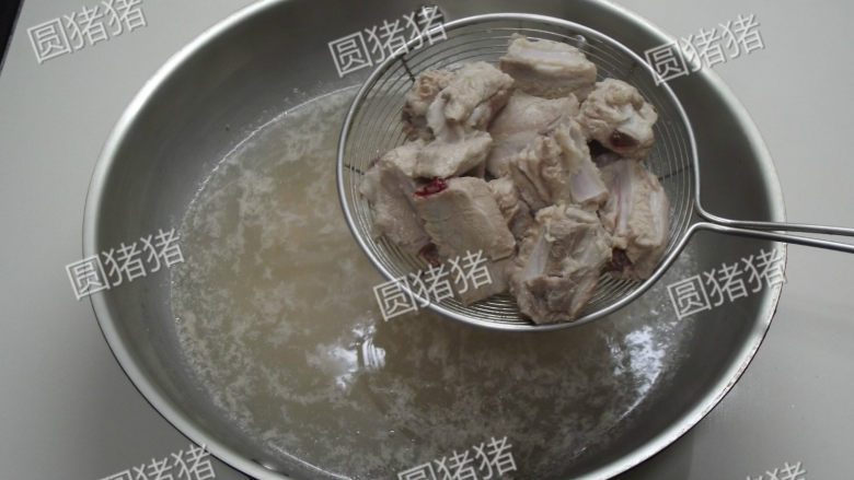 糖醋排骨,炒锅里将水烧至80度左右的温水,放入排骨焯水,不待水开,见汤表面浮起泡沫时即可捞出排骨。