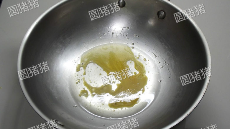 糖醋排骨,一边炒一边用锅铲搅拌,直至糖色由白色至淡黄色。再变成金黄色。