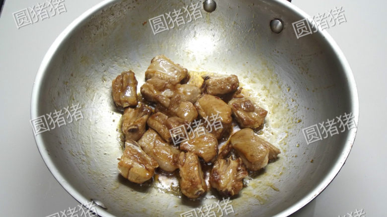 糖醋排骨,将焯过水的排骨彻底沥干水,倒入炒锅内,迅速翻炒至全部均匀的裹上糖色。
