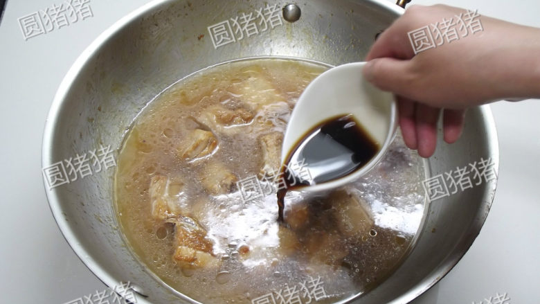 糖醋排骨,加入开水，水量没过排骨，再加入<a style='color:red;display:inline-block;' href='/shicai/ 762'>老抽</a>和<a style='color:red;display:inline-block;' href='/shicai/ 718'>料酒</a>及2/3的<a style='color:red;display:inline-block;' href='/shicai/ 750'>陈醋</a>。