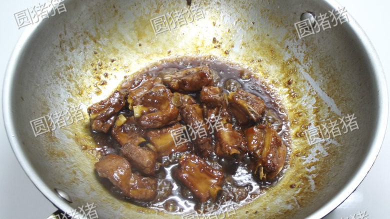 糖醋排骨,打开锅盖,中火将汤汁煮至浓稠,即汤冒泡泡了,加入剩下的1/3陈醋即可起锅了。