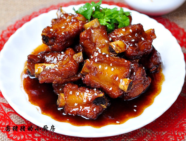 糖醋排骨,起锅后,连汤汁一起装盘,在表面洒上炒香的白芝麻即可。