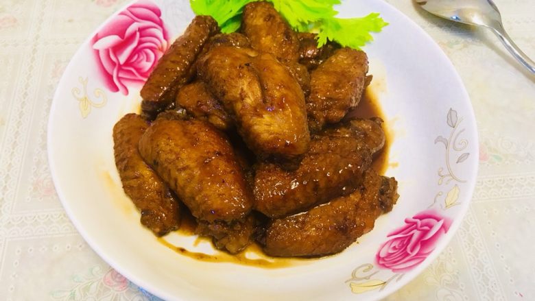 可乐鸡翅,成品图 是不是很简单？并且味道非常棒哦 喜欢的朋友收藏做给家人品尝吧 