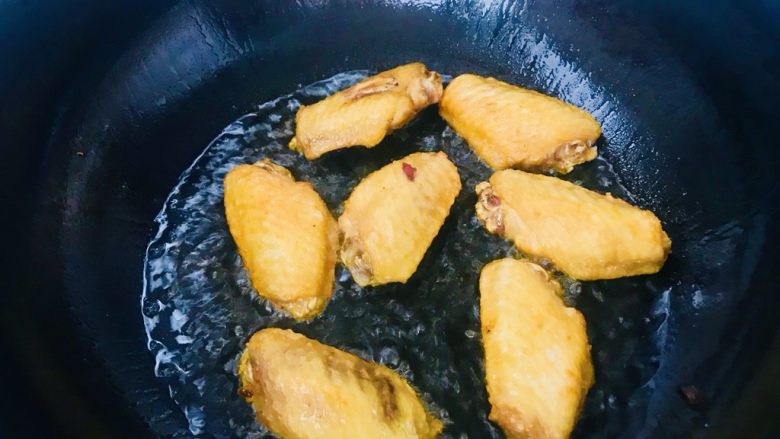 可乐鸡翅,就这样把鸡翅煎至两面金黄色盛出控油