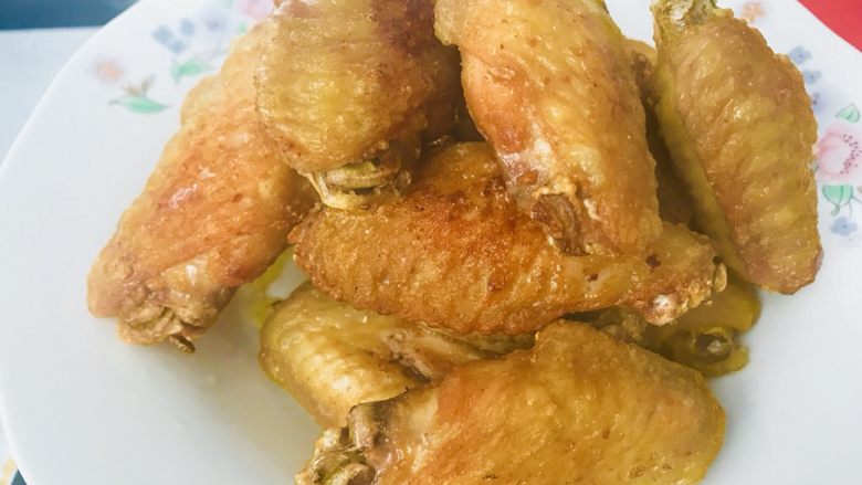 可乐鸡翅,煎成金黄色的鸡翅