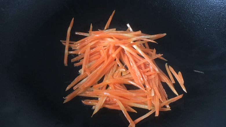 #菌类料理# 蚝油鸡丝杏鲍菇,用煸炒鸡丝留下的底油煸炒一下,盛出备用。