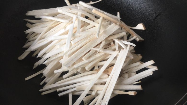 #菌类料理# 蚝油鸡丝杏鲍菇,放在锅里小火干煸3~5分钟。