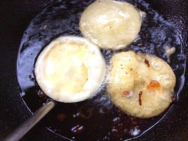 炸酥梨甜甜圈,下面我在说一下,剩余的面糊,不要浪费了,用炸锅巴的工具,把面糊倒入模具中入油锅中炸成脆脆的小油饼也好吃