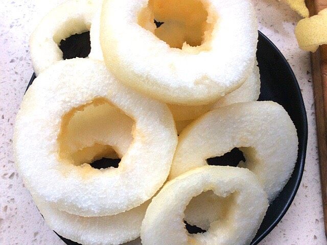 炸酥梨甜甜圈,掏干净后,切成一公分半左右的片,如图