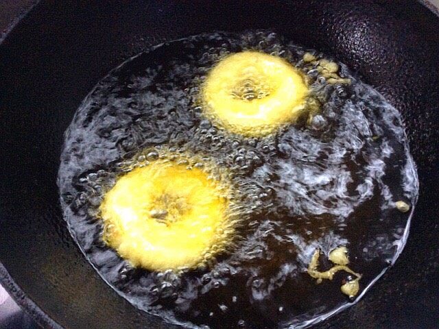 炸酥梨甜甜圈,下油锅中炸,不要让梨片在锅中粘连,掌握火候,火太小容易吃油,火太大炸糊了,