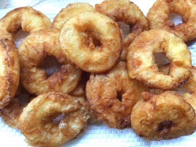 炸酥梨甜甜圈,捞出控油,在用厨房用纸吸一下油