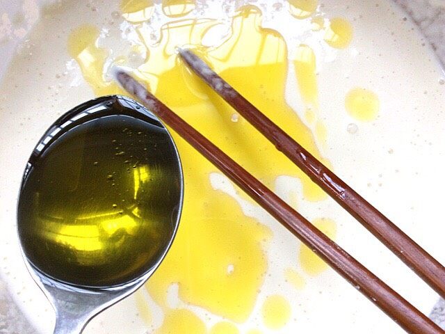 炸酥梨甜甜圈,加入3勺油,大概在10克—15克之间就行了