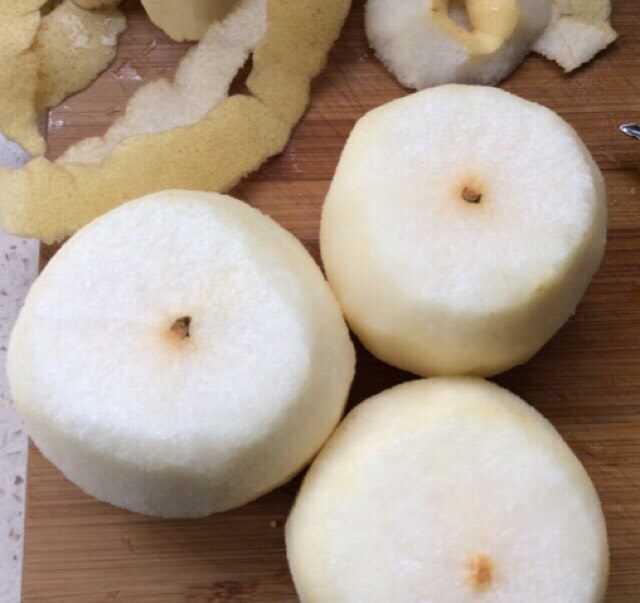 炸酥梨甜甜圈,去皮,切掉两头