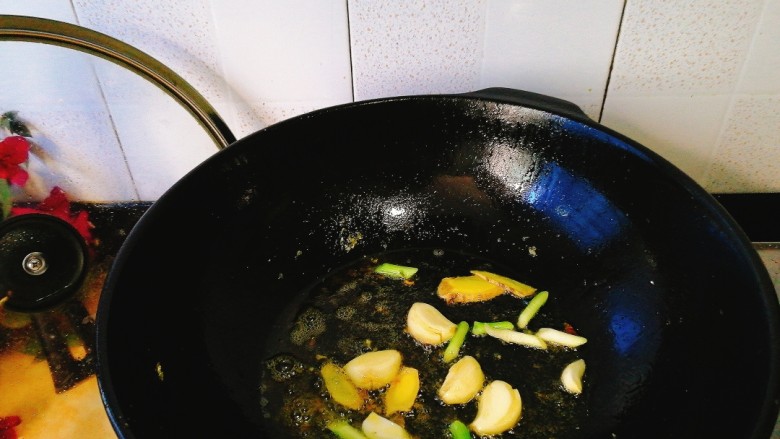 家常菜+红烧小黄花鱼,锅里留油,葱白,姜片 蒜头爆香