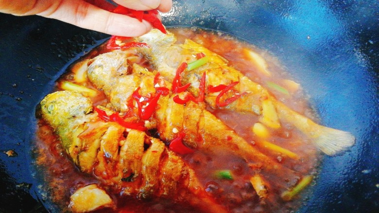 家常菜+红烧小黄花鱼,最后撒上小红椒,葱花即可出锅